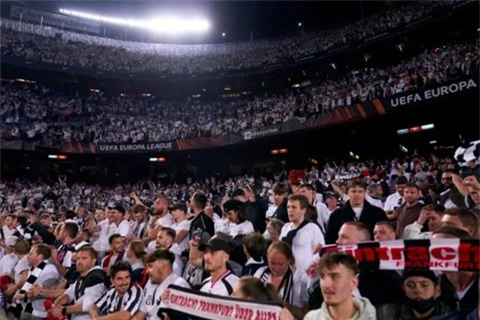 Đã có khoảng 30.000 fan của Frankfurt vào sân Nou Camp