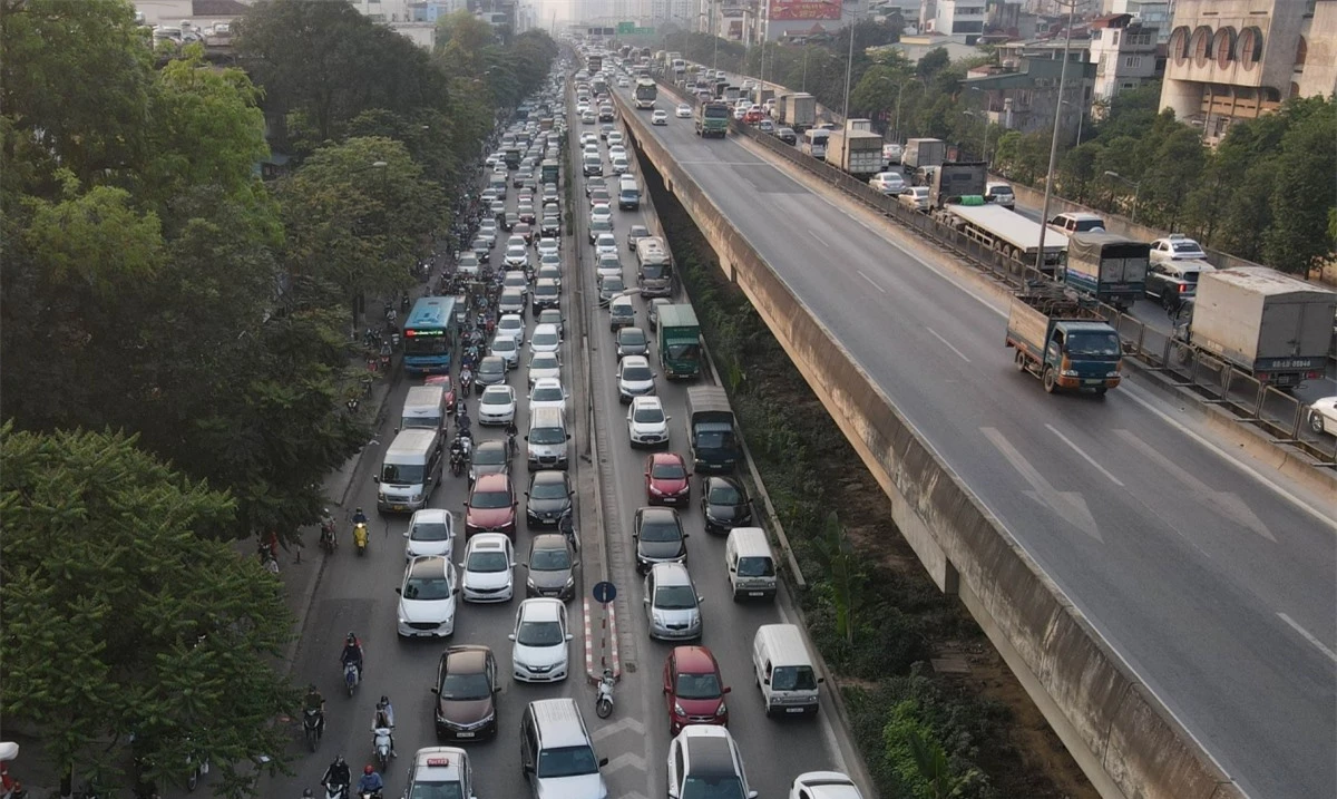 Đơn vị thi công sẽ rào chắn sát dải phân cách giữa hướng Mai Dịch đi Pháp Vân rộng 2m để thi công lắp đặt tuyến cáp quang, đoạn từ Bến xe Mỹ Đình đến Bến xe Nước Ngầm.