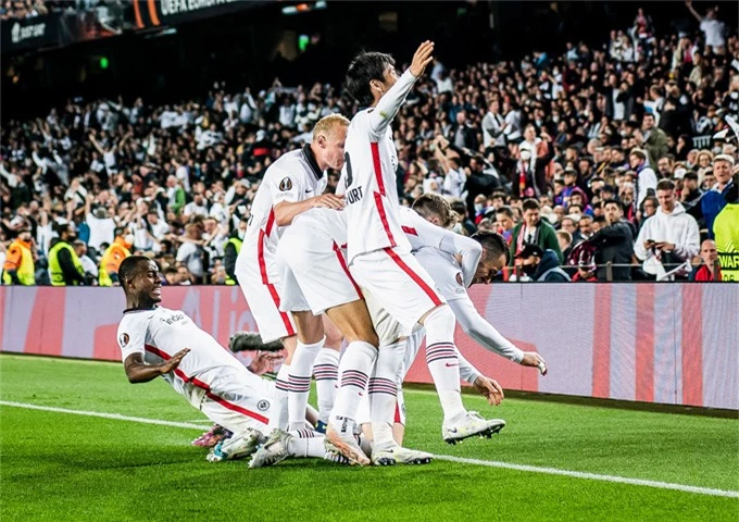 Frankfurt đánh sập pháo đài Nou Camp để vào bán kết