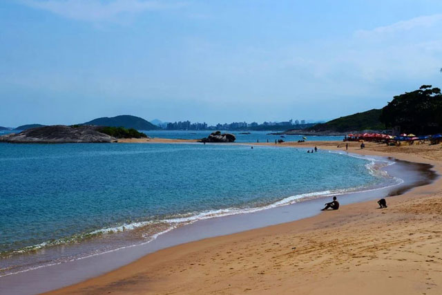 Kỳ lạ bãi biển cát đen kịt, chứa đầy phóng xạ vẫn hút khách ở Brazil