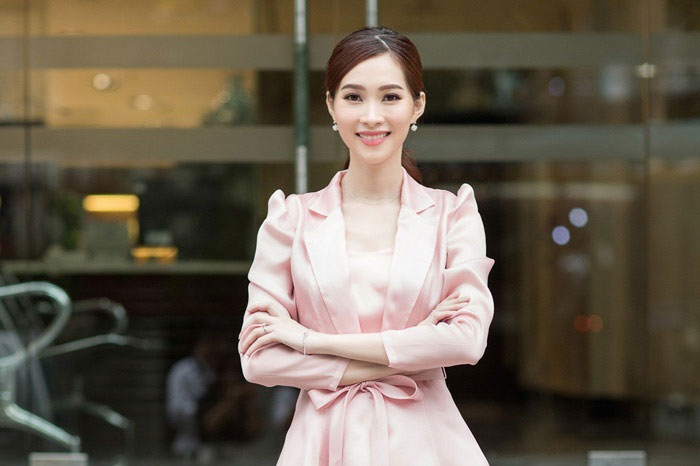 Thời tiết ấm dần lên, nàng diện ngay váy vintage kiểu Pháp thanh lịch chẳng kém hoa hậu Đặng Thu Thảo