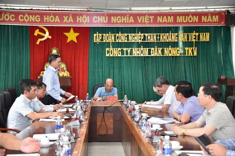 Ông Nguyễn Bá Phong – Giám đốc Công ty Nhôm Đắk Nông báo cáo những khó khăn trong việc thực hiện các nhiệm vụ được giao. 