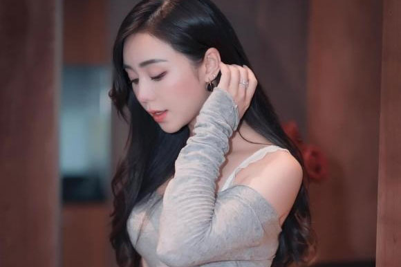 Khoe hình thể quyến rũ với những đường cong gợi cảm nhưng Quỳnh Kool bị bóc mẽ photoshop quá đà