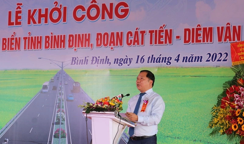 Chủ tịch UBND tỉnh Bình Định Nguyễn Phi Long phát biểu tại lễ khởi công.