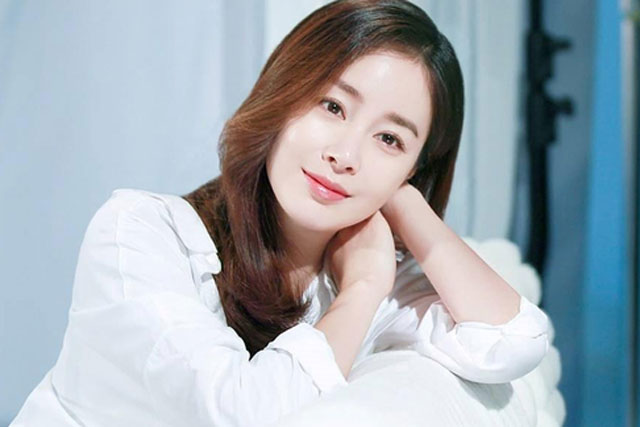 Ở tuổi 42, 'ngọc nữ' Kim Tae Hee vẫn sở hữu làn da không tuổi nhờ 5 bí quyết