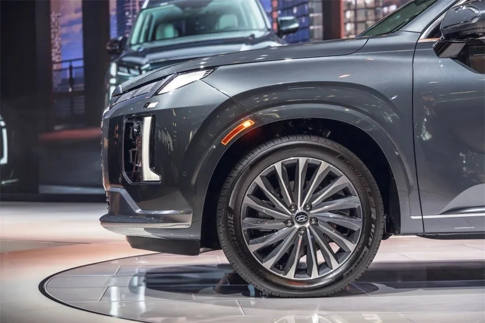 Vành la-zăng 20 inch với thiết kế đa chấu của Hyundai Palisade 2023 