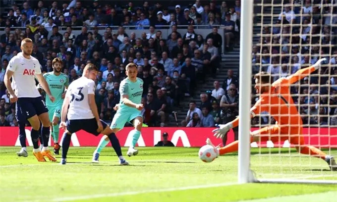 Cú đá của Trossard kết liễu Tottenham