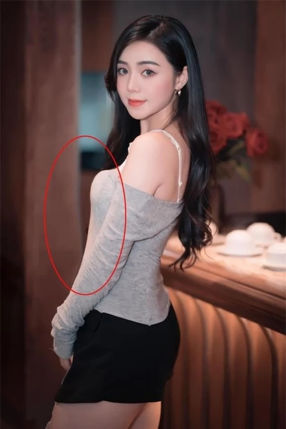 Khoe hình thể quyến rũ với những đường cong gợi cảm nhưng Quỳnh Kool bị bóc mẽ photoshop quá đà