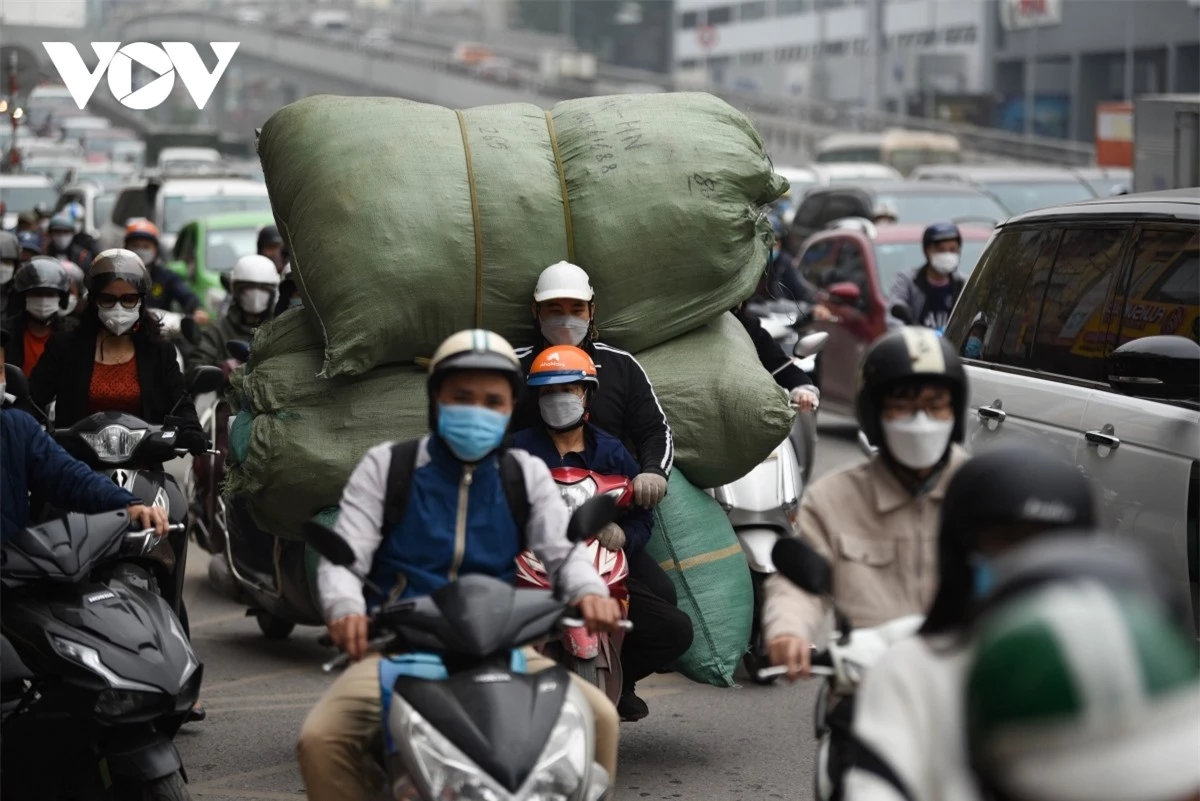 Các phương tiện vi phạm khiến cho áp lực giao thông tăng cao.