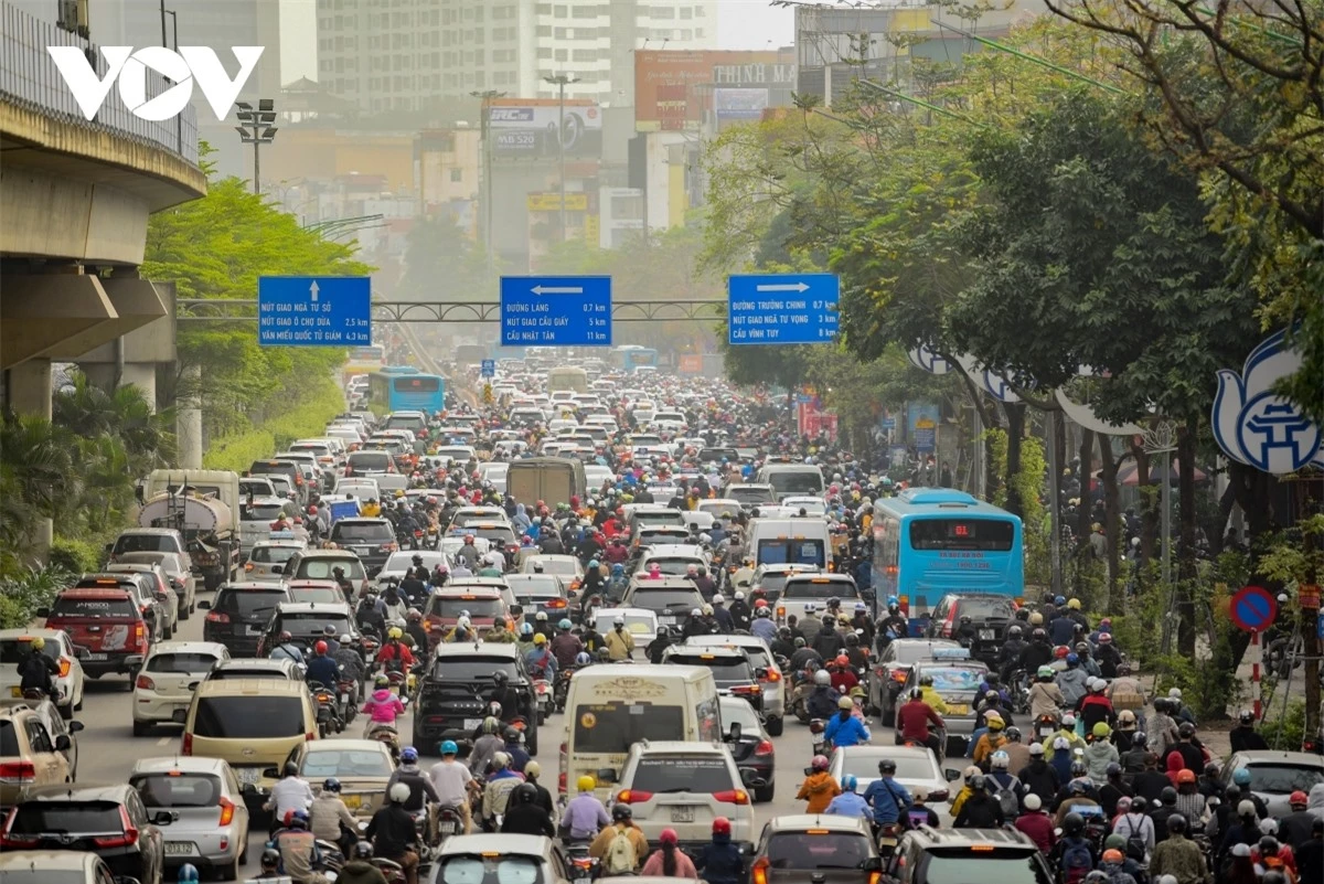 Một số ý kiến còn cho rằng, mật độ giao thông Hà Nội hiện nay đã tăng cao như chưa hề có dịch và “chỉ còn một điểm tắc đó là tắc toàn thành phố”.