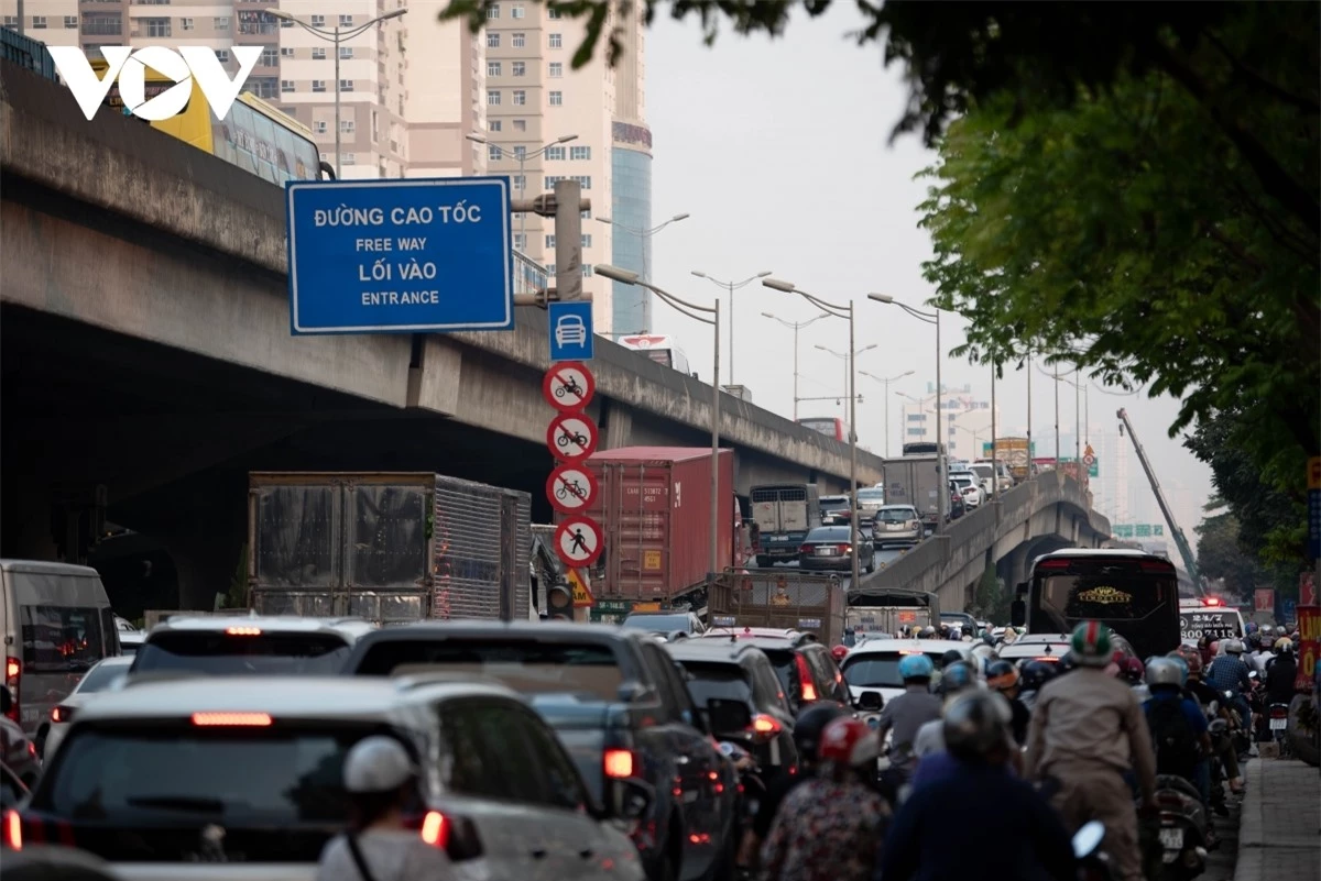 Vào giờ cao điểm, giao thông ách tắc từ cửa ngõ vào tới trung tâm.