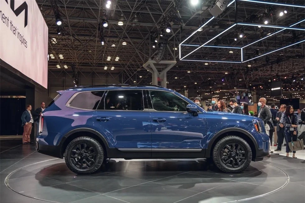 Kia Telluride 2023 trông khá bề thế khi nhìn bên sườn