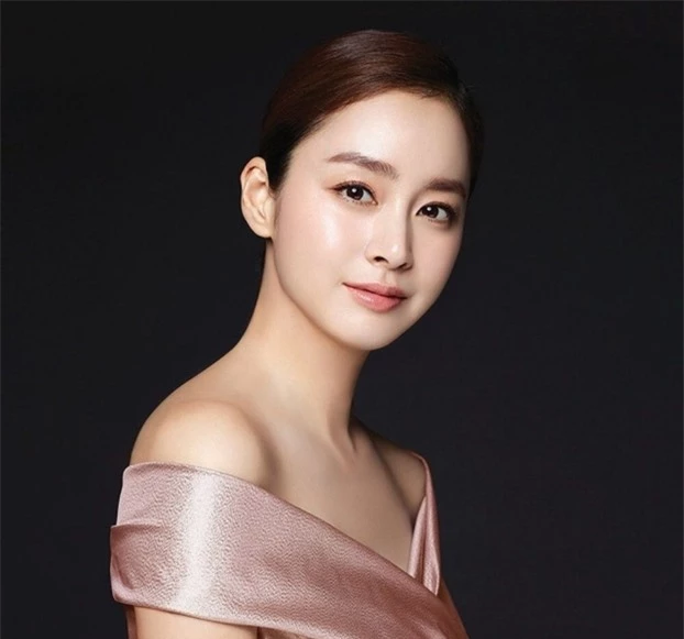 Sắp bước sang tuổi 42, 'ngọc nữ' Kim Tae Hee vẫn sở hữu làn da không tuổi nhờ 5 bí quyết 1