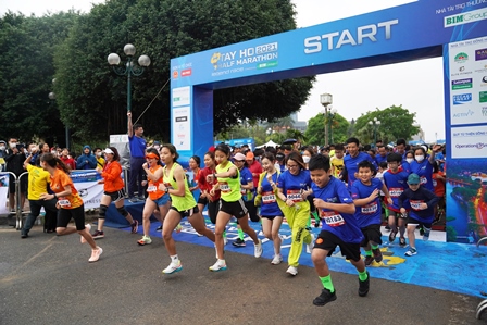 Gần 3.000 vận động viên tham gia giải chạy Tay Ho Half Marathon 2021