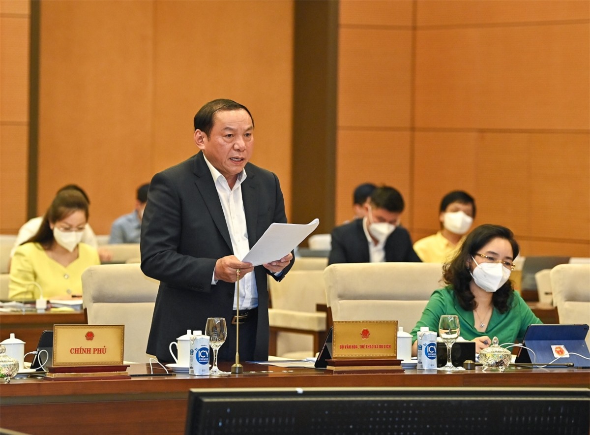 Bộ trưởng Bộ VH-TT-DL Nguyễn Văn Hùng thừa ủy quyền của Thủ tướng, trình bày Tờ trình về dự án Luật Phòng, chống bạo lực gia đình (sửa đổi) tại phiên họp thứ 10 của Ủy ban Thường vụ Quốc hội. Ảnh: Quốc hội