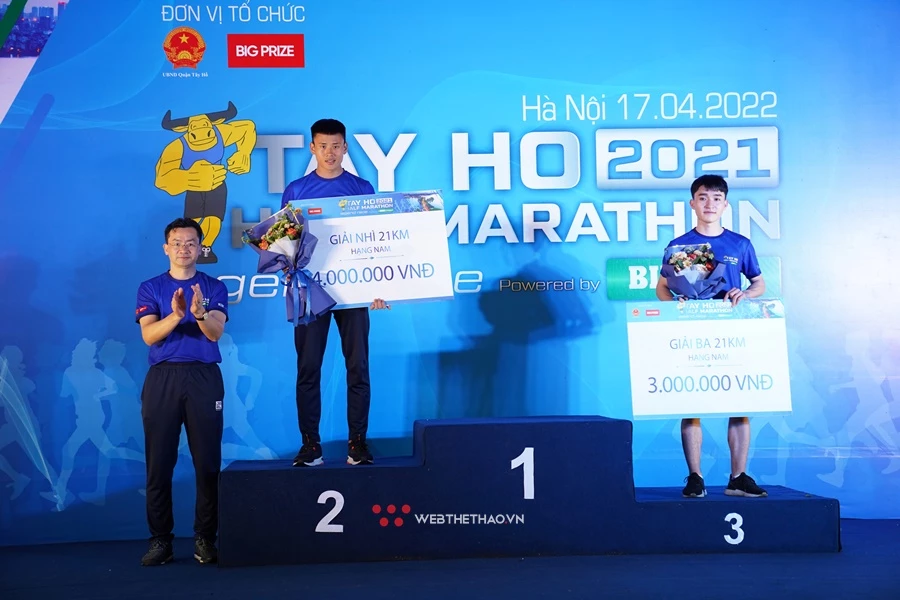 Ông Phạm Xuân Tài (trái) - Phó Chủ tịch UBND Quận Tây Hồ, Trưởng BTC Tay Ho Half Marathon 2021 - Powered by BIM Group trao giải cho cự ly 21km nam