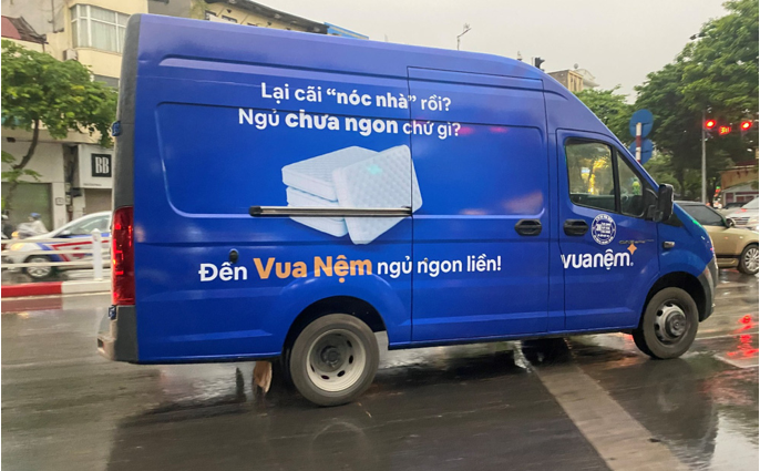 Hình ảnh một trong số xe tải trong đoàn truyền đi thông điệp hài hước mà “đáng yêu” của Vua Nệm