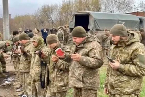 Hình ảnh được cho là binh sĩ Quân đội Ukraine ra hàng quân Nga ở Mariupol.