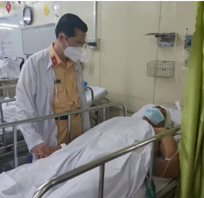 Cục CSGT đến thăm hỏi Thiếu tá Nghĩa tại bệnh viện