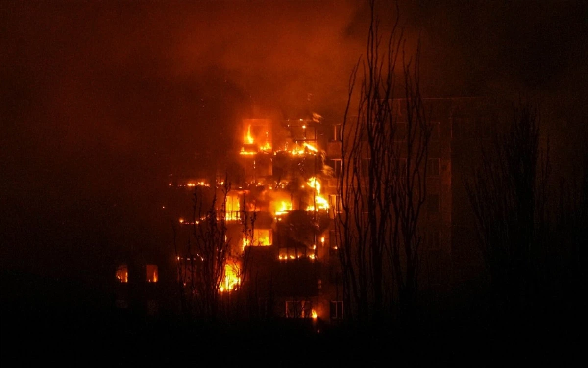 Khói lửa chiến tranh ở Mariupol, Ukraine. Ảnh: AP.