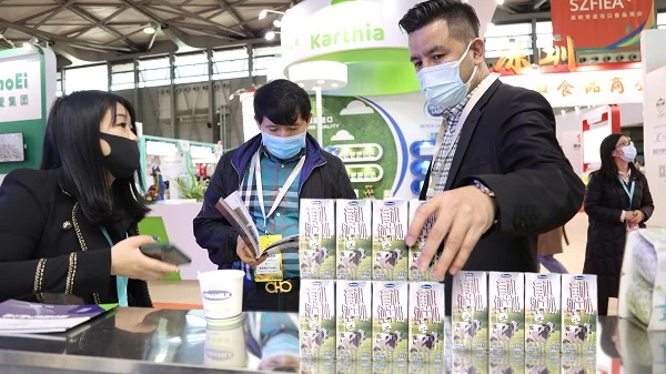 Các sản phẩm sữa của Vinamilk được người tiêu dùng chú ý khi tham gia hội chợ thực phẩm quốc tế tại Thượng Hải cuối năm 2021.