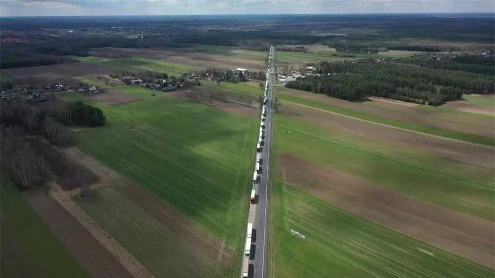 Hàng dài xe Nga, Belarus kẹt cứng ở biên giới Ba Lan sau hạn chót cấm vận, chưa rõ số phận - Ảnh 2.