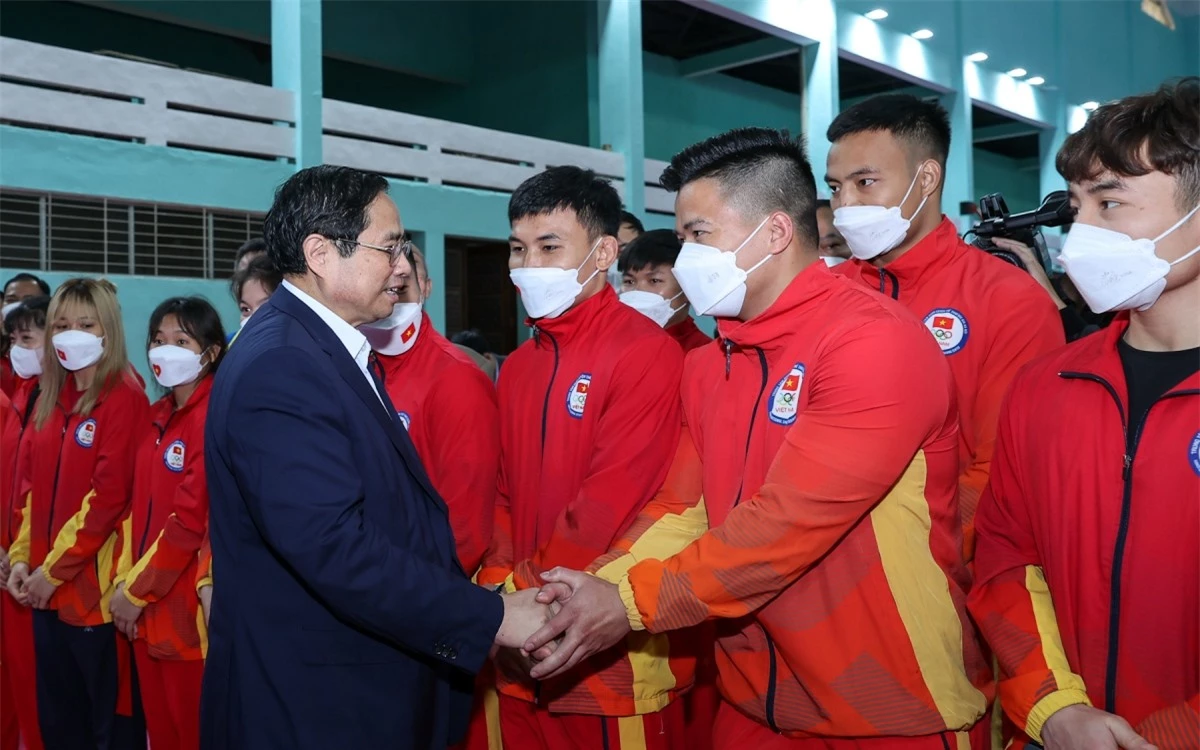 Thủ tướng thăm hỏi, động viên các vận động viên đang tập luyện tại Trung tâm Huấn luyện thể thao quốc gia Hà Nội - Ảnh: VGP