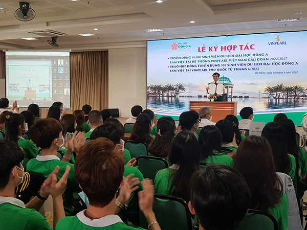 Ông Lương Minh Sâm, Chủ tịch Hội đồng trường ĐH Đông Á ký kết trực tuyến về đào tạo và cung ứng 10.000 sinh viên du lịch ĐH Đông Á làm việc trên toàn hệ thống Vinpearl Việt Nam giai đoạn 2022 - 2027