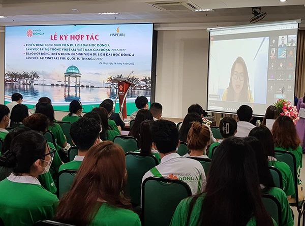 bà Nguyễn Thị Thúy, Giám đốc Nhân sự - Đào tạo chuỗi Vinpearl resort toàn quốc của Công ty CP Vinpearl phát biểu tại buổi ký kết trực tuyến với ĐH Đôngg Á