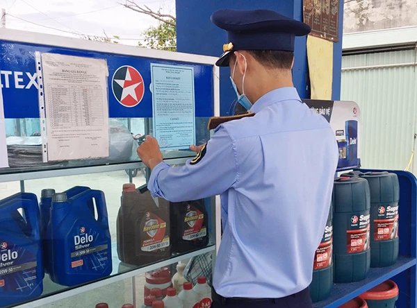 Lực lượng Quản lý thị trường Đà Nẵng kiểm tra việc niêm yết giá và bán theo giá niêm yết tại các cửa hàng xăng dầu trên địa bàn TP