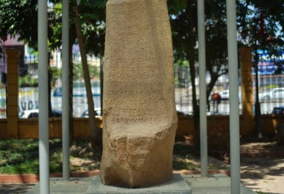 Tấm bia cổ nhất Việt Nam giữa đống tàn tích, chuyên gia Pháp cũng đau đầu khi 'giải mật'