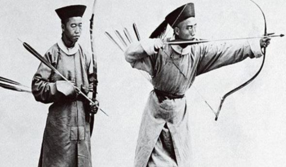 Cung thủ thời nhà Thanh có bản lĩnh thế nào? Ảnh cuối khác xa trên phim ảnh
