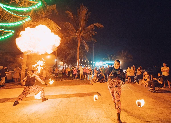 Biểu diễn nghệ thuật múa lửa trên bãi biển Đà Nẵng về đêm