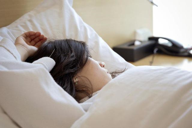 Tóc chưa khô đã đi ngủ, điều gì sẽ xảy ra?