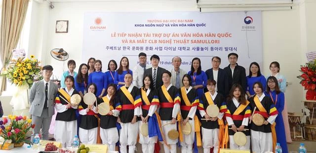 Trao tặng những bộ gõ Samulnori truyền thống của Hàn Quốc cho Đại học Đại Nam