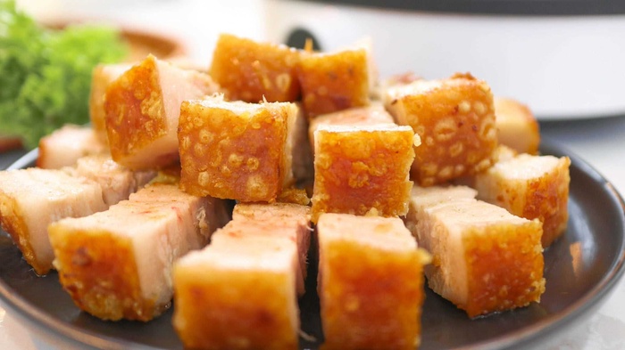 Trổ tài làm heo quay giòn bì giòn rụm thơm ngon, bố trẻ Hà thành khiến hội chị em hết lời thán phục