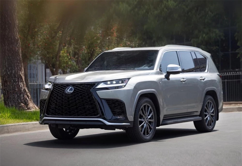 Lexus LX 600 F SPORT 2022 sẽ được trang bị mâm hợp kim đen kích thước 22 inch.