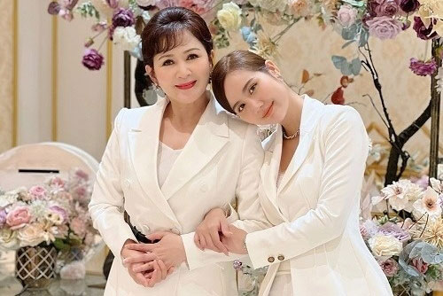 Học NSND Minh Hòa trong Thương Ngày Nắng Về 2 diện trang phục sang chảnh, quý phái và đầy quyền lực