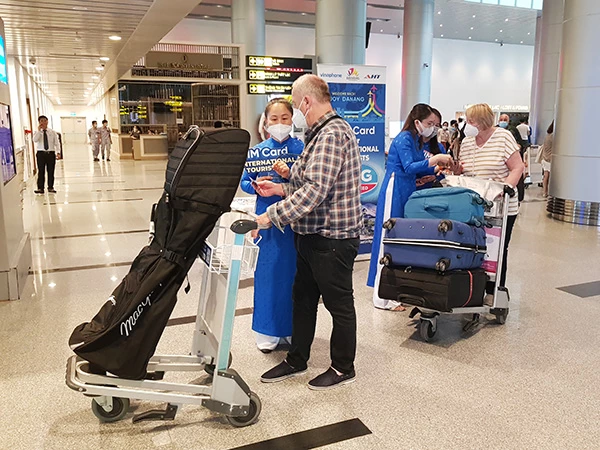 Từ tháng 4 đến tháng 6/2022, tại quầy thông tin du lịch ở ga đến quốc tế sân bay Đà Nẵng sẽ tổ chức phát miễn phí hơn 50.000 sim data 4G Vinaphone cho du khách quốc tế đến Đà Nẵng