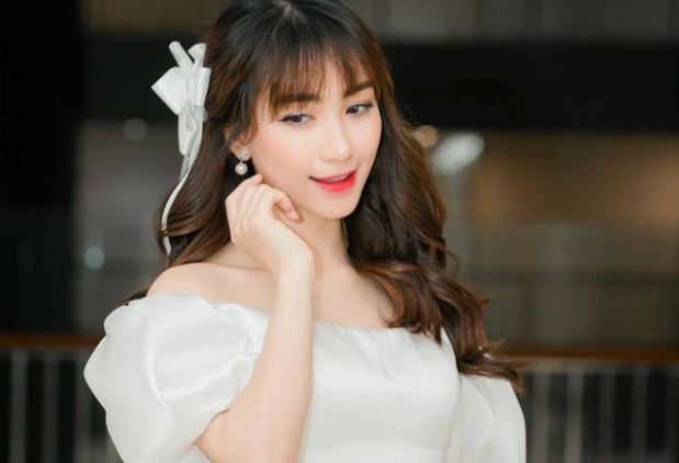 Nhận bó hoa cưới từ bạn, Hoà Minzy nói 1 câu gây chạnh lòng về chuyện kết hôn hậu chia tay bồ thiếu gia