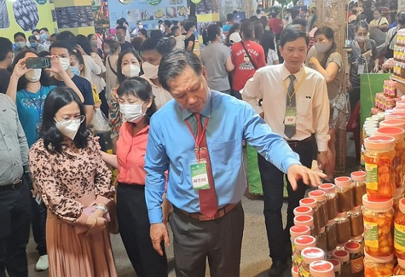 Ng&#xE0;y h&#x1ED9;i m&#x1EAF;m Ch&#xE2;u &#x110;&#x1ED1;c, An Giang: &#x110;i&#x1EC3;m h&#x1EB9;n giao l&#x1B0;u kinh t&#x1EBF;, v&#x103;n h&#xF3;a v&#xF9;ng mi&#x1EC1;n