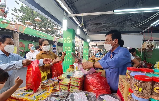 Các gian hàng trưng bày các loại mắm