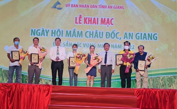 Ban Tổ chức Ngày hội mắm Châu Đốc, An Giang “Đặc sản các vùng miền năm 2022” đã vinh danh, trao tặng kỷ vật cho 17 doanh nghiệp, cơ sở sản xuất, hộ kinh doanh mắm truyền thống,