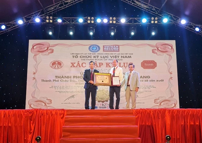 Tổ chức kỷ lục Việt Nam (VietKings) đã trao bằng và huy hiệu xác nhận kỷ lục “TP Châu Đốc, tỉnh An Giang - Địa phương có nhiều cơ sở sản xuất mắm Nam bộ nhất tại Việt Nam”.
