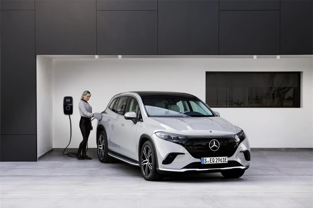 Mercedes-Benz EQS SUV 2023 có cả hệ thống sạc nhanh và chậm
