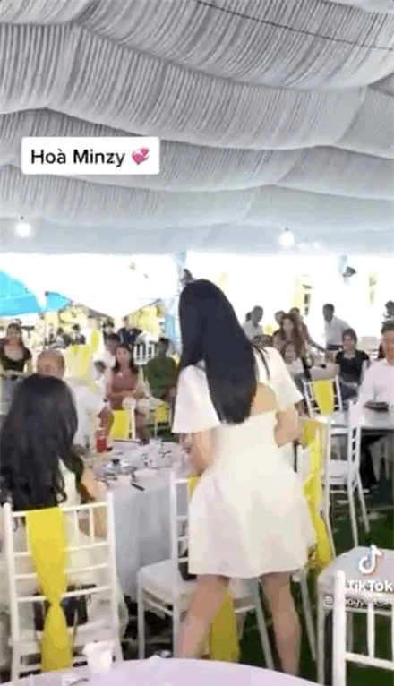 Nhận bó hoa cưới từ bạn, Hoà Minzy nói 1 câu gây chạnh lòng về chuyện kết hôn hậu chia tay bồ thiếu gia - Ảnh 2.