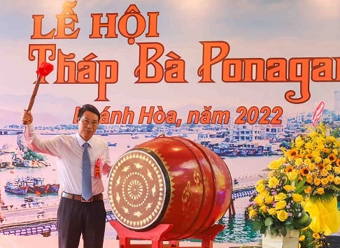 Ông Đinh Văn Thiệu đánh trống khai hội Tháp Bà Ponagar năm 2022