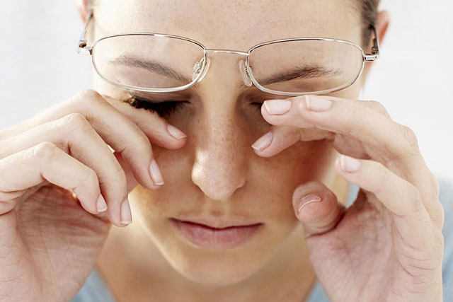 Mẹo chống khô, mỏi mắt cho dân văn phòng