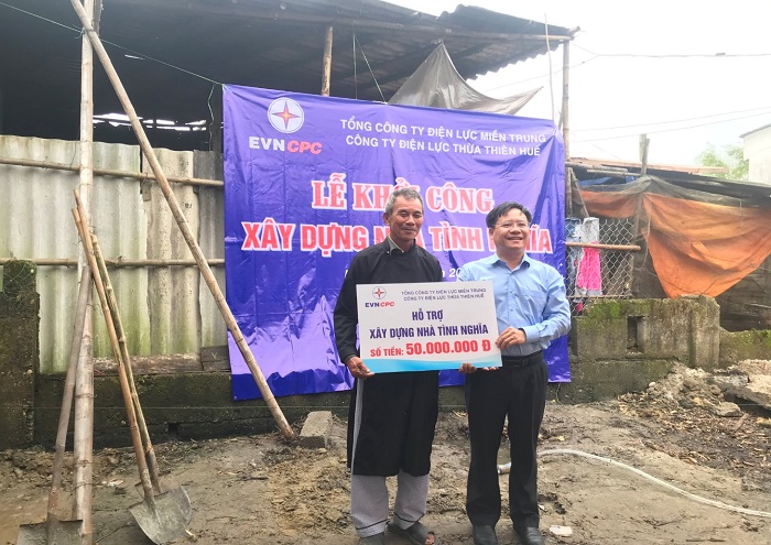 Đại diện PC Thừa Thiên Huế trao tiền hỗ trợ tại lễ khởi công xây dựng nhà tình nghĩa