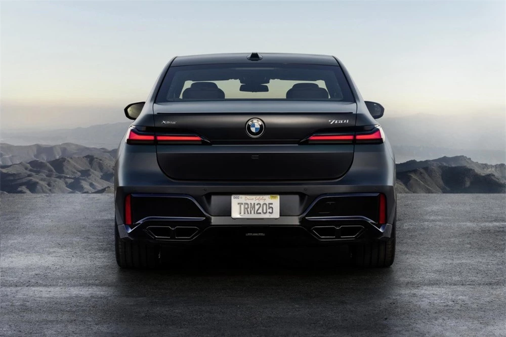 BMW 760i xDrive 2023 dùng máy xăng V8